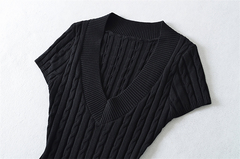 TIMELESS V NECK CABLE KNIT TOP - BLACK